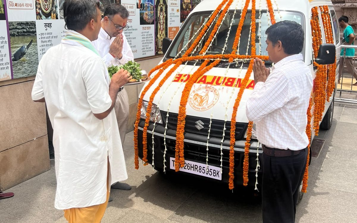 The garlanded ambulance being received at Shree Kashi Vishwanath Mandir, Varanasi